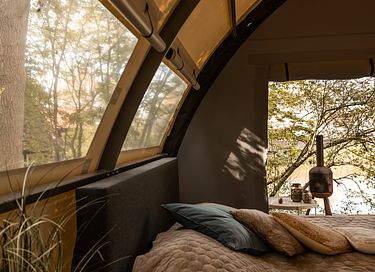 Luxuriöse Glampingzelt mit Badefass am Wasser - 8