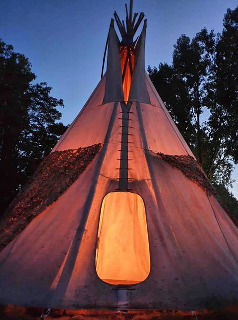 Tipi tent in een natuurlijke omgeving - 2