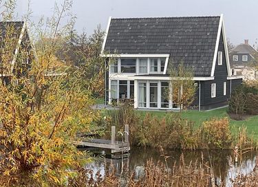 Ruime vakantievilla direct aan het water