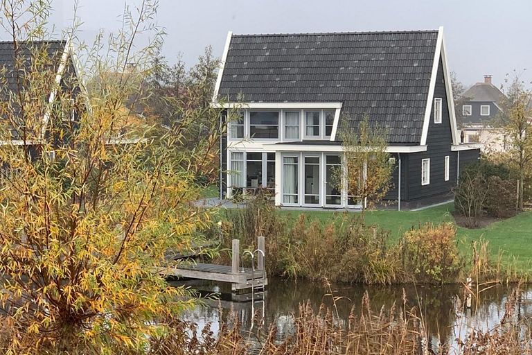 Ruime vakantievilla direct aan het water - 1