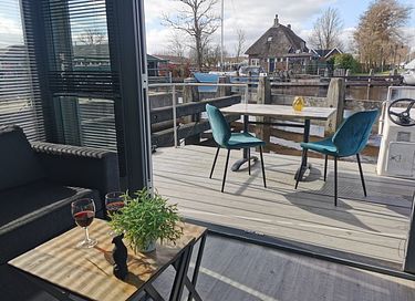 Houseboat op het water met mooi uitzicht  - 19