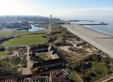 Aan het strand in een historisch ziekenhuis - 9