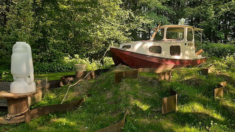 Spending the night in a cabin boat - 1