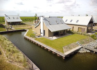 Spacious 6-person villa with covered terrace