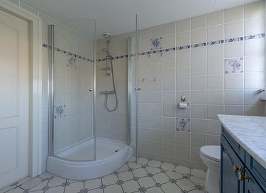 Child-friendly holiday home by the playground - 19