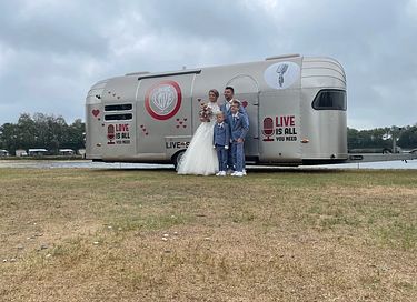Slapen in de 'All You Need Is Love caravan' - 23