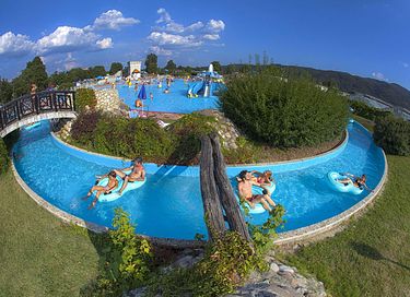 Tente safari sur un camping avec de nombreuses piscines - 14