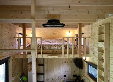 Kleines Haus auf Rädern in der Landschaft  - 14