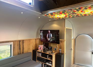 Retro caravan met groot terras - 7