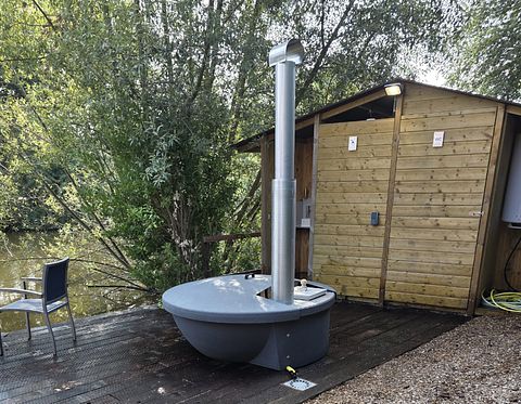 Tiny house with a hot tub by the water - 3