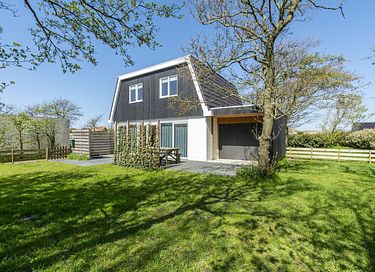 Holiday home with covered jacuzzi by the sea