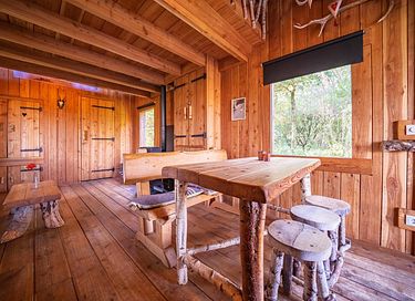 Houten natuurhut in een bosrijke omgeving - 7