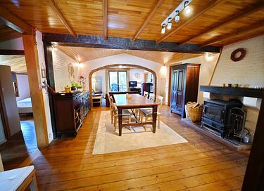 Chalet en bois au milieu de la forêt - 7