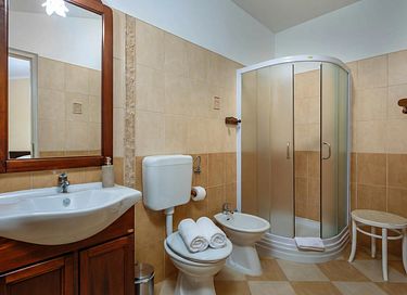 Large villa with private pool and spacious garden - 36