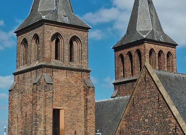Luxuriöser Kirchturm voller Kunst