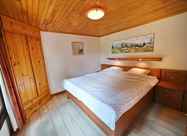 Chalet en bois au milieu de la forêt - 13