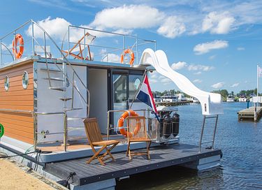 Luxuriöses Hausboot mit Rutsche