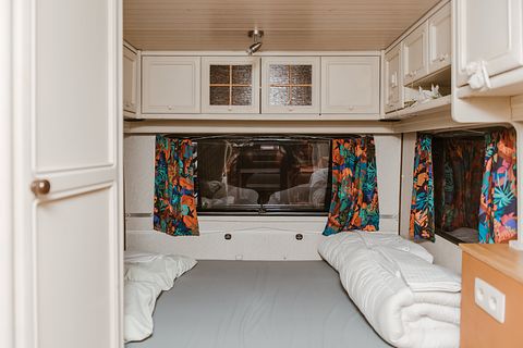 Camping couvert dans une caravane rétro - 4