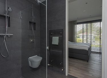 Luxury waterfront villa with garden - 17