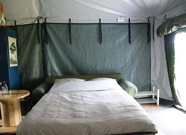 Einzigartiges Glamping Armeezelt mit Whirlpool und Ofen - 15