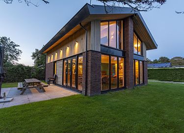 Rummelig og luksuriøs villa tæt på havet