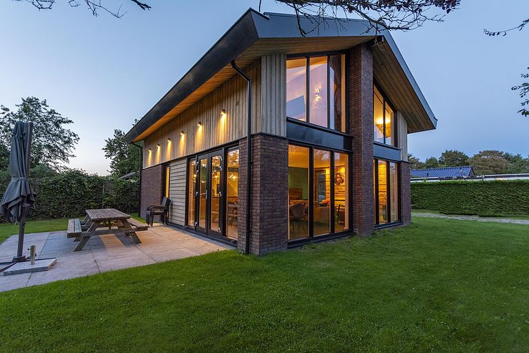 Rummelig og luksuriøs villa tæt på havet - 1