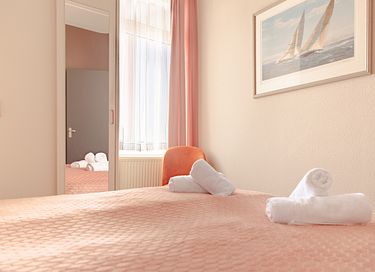 Stylish accommodation overlooking the water - 20