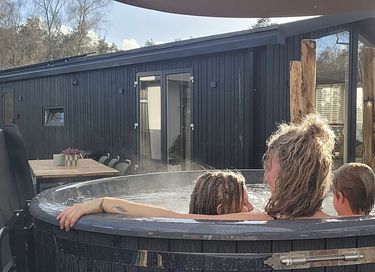 Luxe lodge met hottub en bosuitzicht
