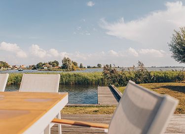 Rietgedekte villa met uitzicht over het meer - 3