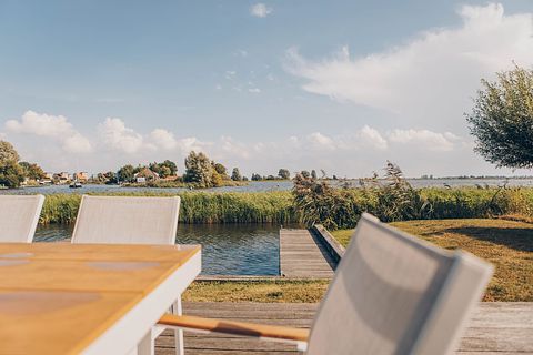 Rietgedekte villa met uitzicht over het meer - 3