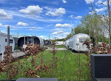 Slapen in de 'All You Need Is Love caravan' - 24