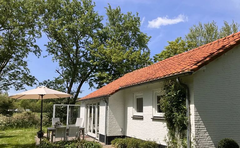 Vakantiebungalow op bosrijk park aan de kust - 1