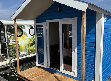 Bateau-maison confortable sur l'eau