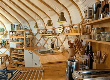 Une yourte équipée d'un poêle à bois et offrant tout le confort d'une suite d'hôtel - 7
