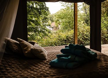 Luxuriöse Glampingzelt mit Badefass am Wasser - 7