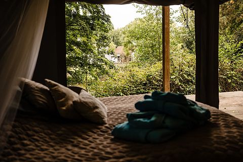 Tente glamping avec jacuzzi au bord de l'eau - 2
