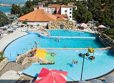 Tente safari sur un camping avec de nombreuses piscines - 15
