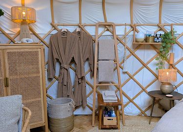 Une yourte équipée d'un poêle à bois et offrant tout le confort d'une suite d'hôtel - 16