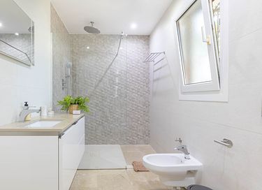 Large holiday home with private pool and garden - 22