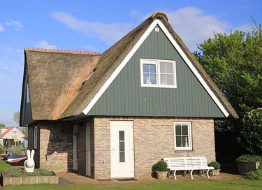 Pet-friendly villa on waterfront - 14