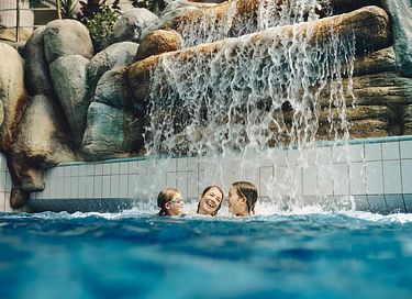 Tente safari sur un camping avec de nombreuses piscines - 26