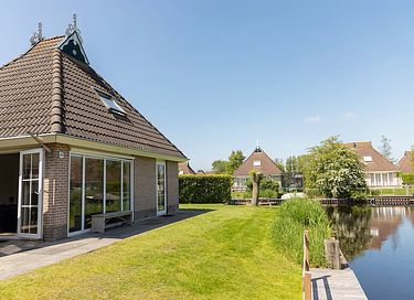 Waterfront holiday home (4p)