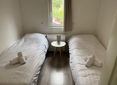 Tiny House met terras bij een mooi strand - 10