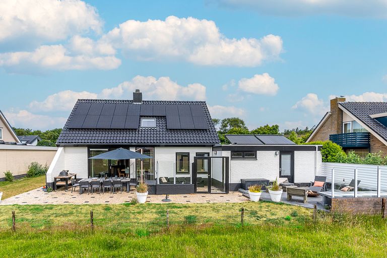 Spacious 10-person wellness villa on Texel - 1