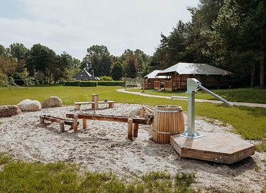 Kleurrijk tinyhouse met safari-slaaptent - 26