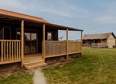 Holzhäuschen (12p) mit Sauna und Whirlpool