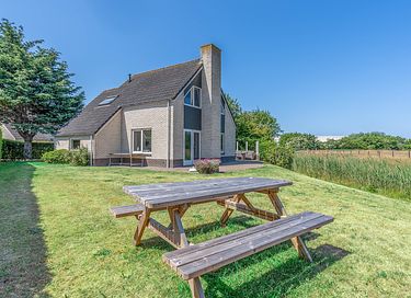 Vacation villa with terrace close to the sea