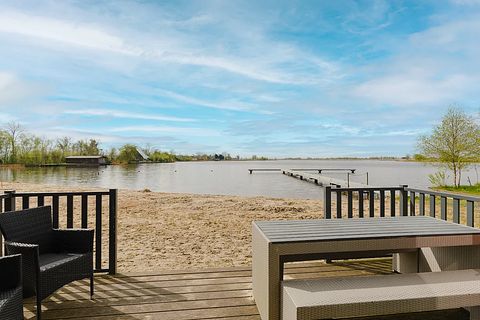 Pavillon de plage au bord d'un lac de plaisance - 4