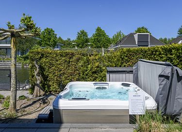 Luxury villa right on the water with wellness - 2