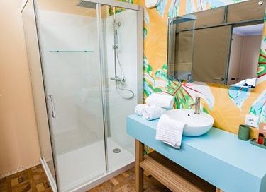 Colorful holiday home with private hot tub - 9